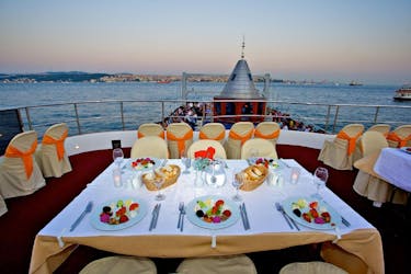 Cena crucero con espectáculo nocturno turco